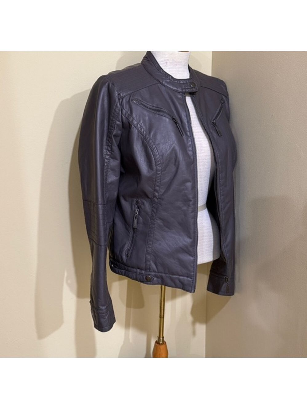 J2 Gray leather Jacket Gray-Size L but fits more like M Excellent Condition.